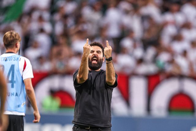 Gonçalo Feio suspenso por um jogo pela UEFA após gesto obsceno