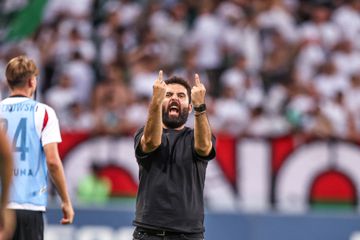 Gonçalo Feio suspenso por um jogo pela UEFA após gesto obsceno