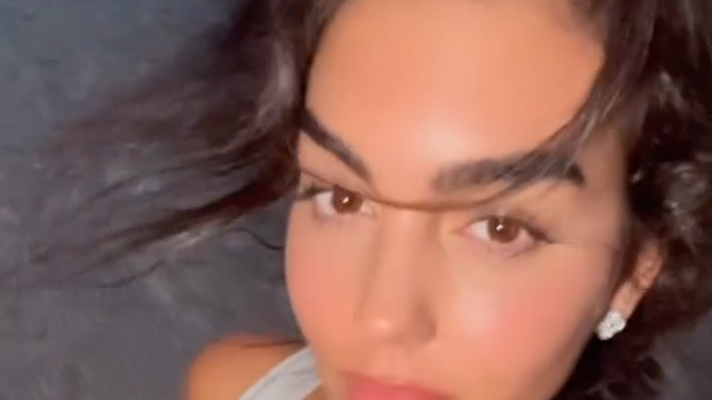 Georgina faz corte de cabelo na praia