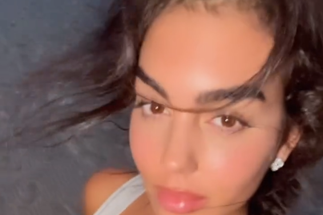 Georgina faz corte de cabelo na praia