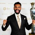 Mohamed Salah com o prémio de melhor jogador da Premier League em 2024/25