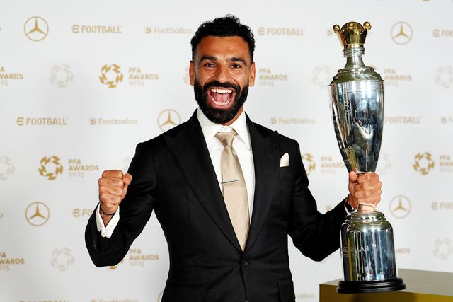 Mohamed Salah com o prémio de melhor jogador da Premier League em 2024/25