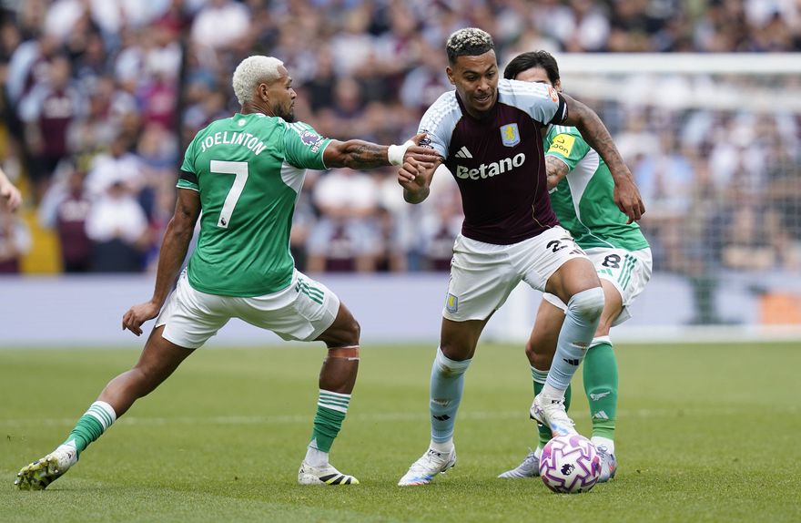 Morgan Rogers em ação diante do Newcastle no regresso da Premier League