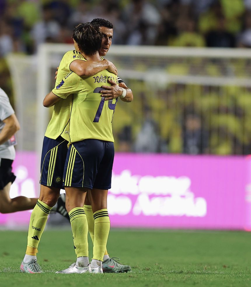 Cristiano Ronaldo abraça João Félix - Foto Al Nassr/X