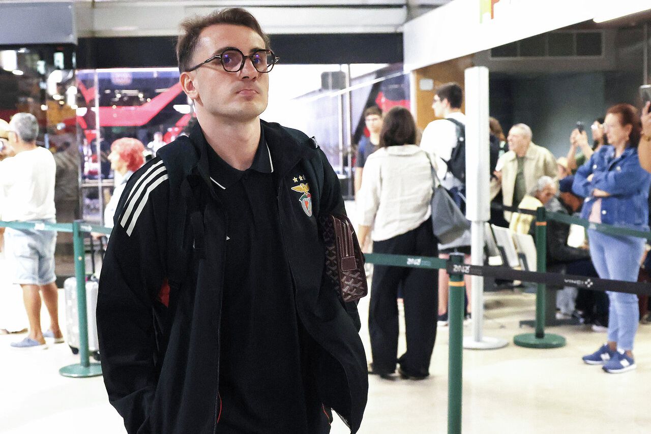 Akturkoglu no aeroporto Humberto Delgado Foto: SL Benfica