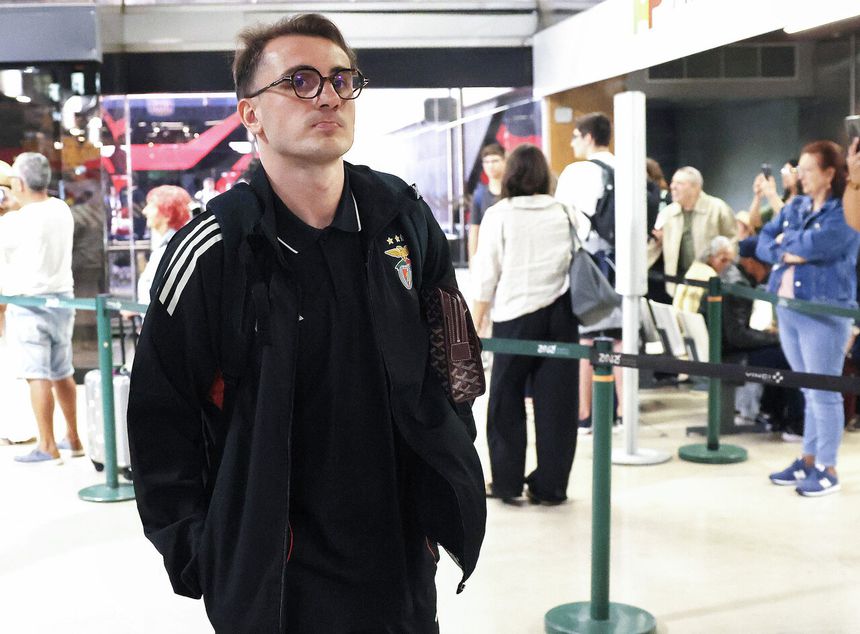 Akturkoglu no aeroporto Humberto Delgado Foto: SL Benfica