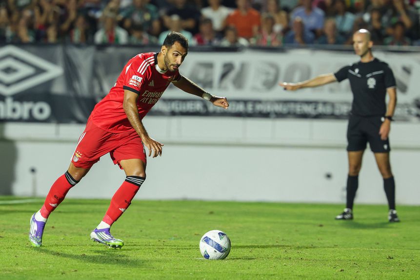 Pavlidis, avamçado do Benfica, corre para a bola para bater o penálti que resultou no único golo da partida do último sábado, 16 de agosto, em casa do Estrela da Amadora para a segunda jornada da Liga Portugal Betclic