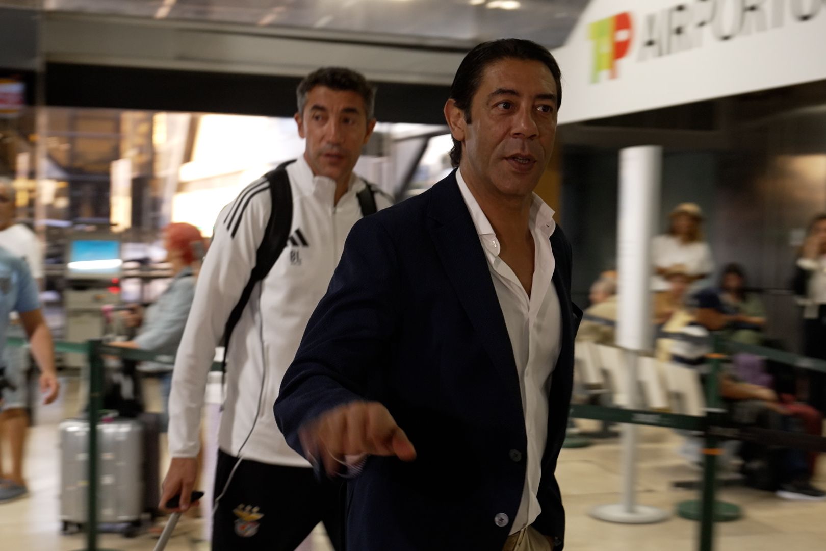 Rui Costa e Bruno Lage no aeroporto de Lisboa (A BOLA)