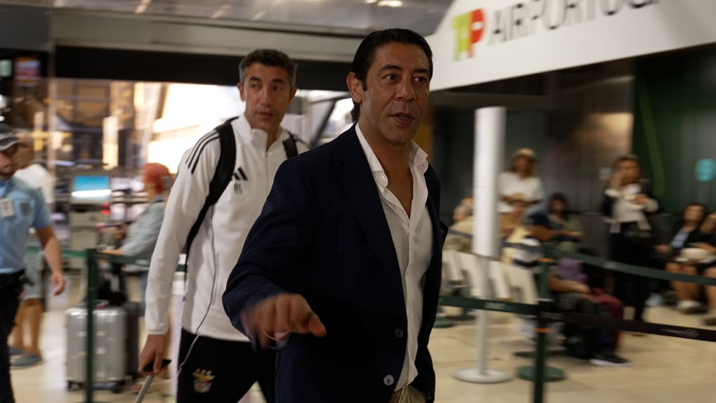Rui Costa e Bruno Lage no aeroporto de Lisboa (A BOLA)