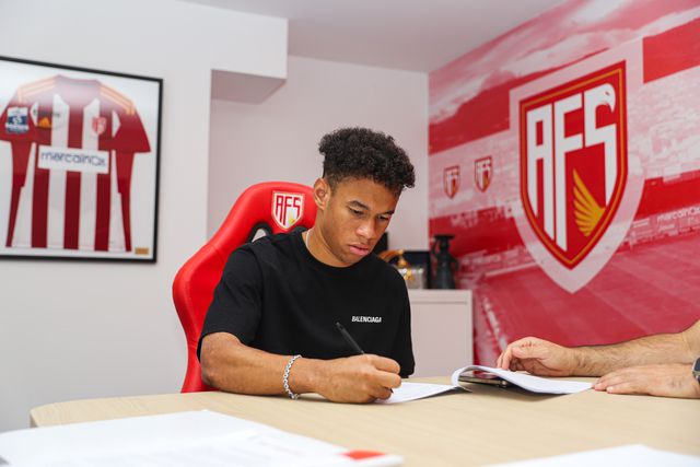 Jovem lateral-direito é a mais recente opção para José Mota (Foto: Aves SAD)