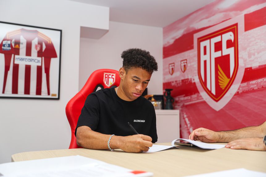 Jovem lateral-direito é a mais recente opção para José Mota (Foto: Aves SAD)