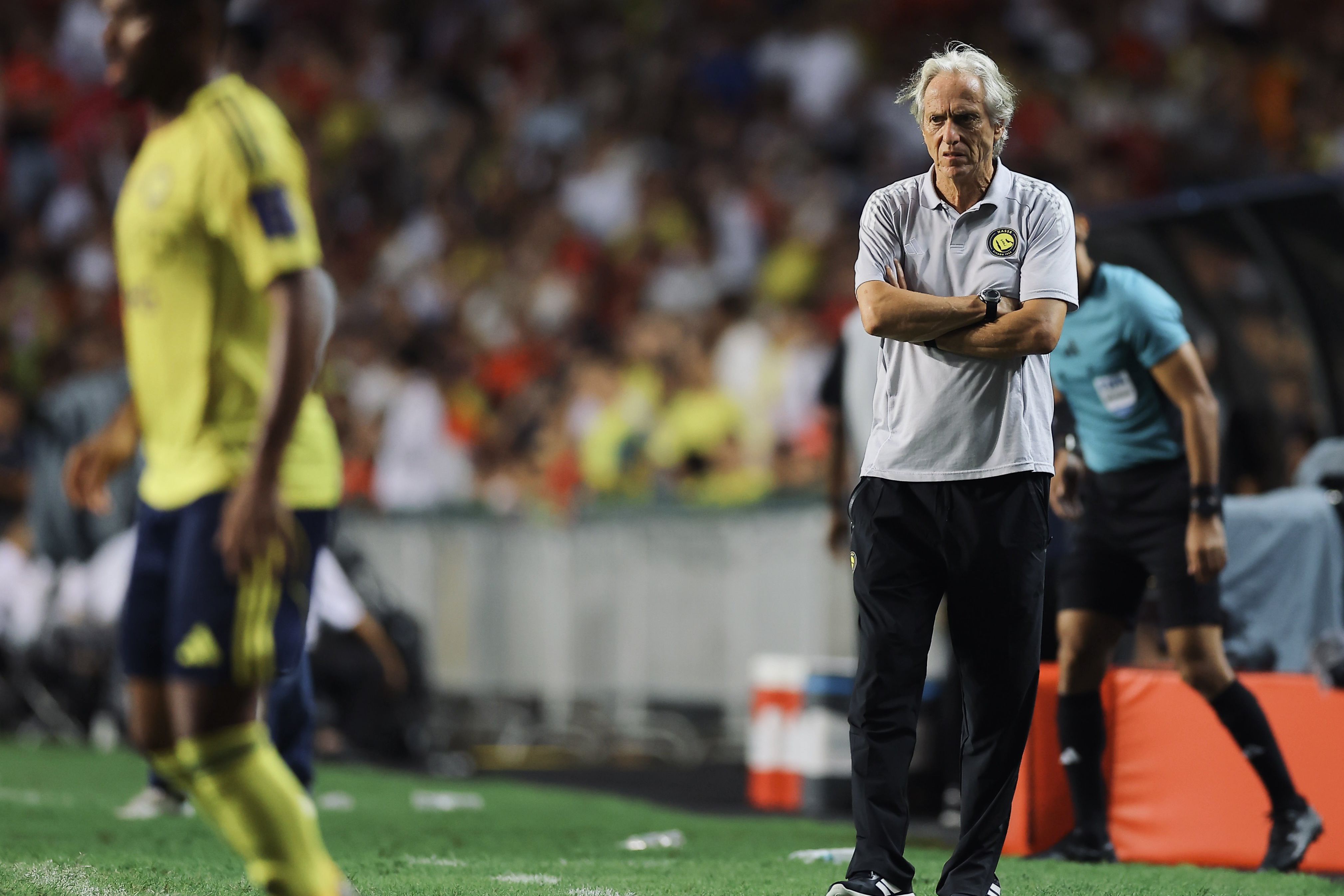 Jorge Jesus a olhar para o relvado. Foto Al Nassr/X