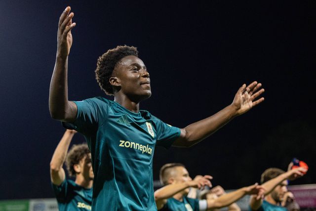 Jadiel Pereira da Gama a celebrar com os adeptos