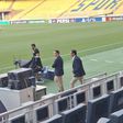 Mário Branco e Rui Costa, diretor geral do futebol, profissional e presidente do Benfica, no treino em Istambul (D.R.)