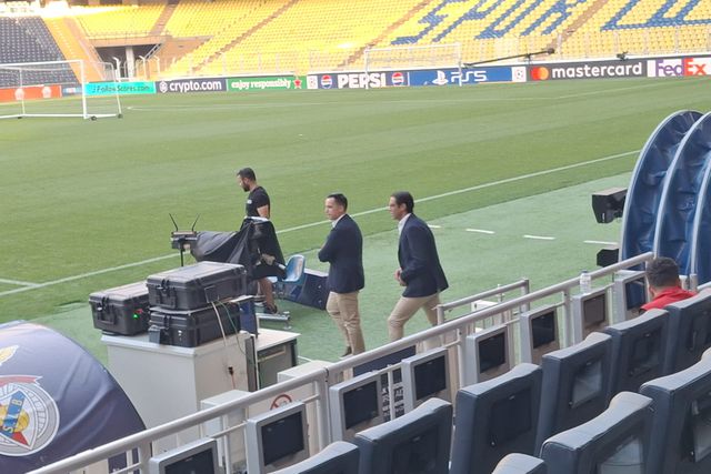 Mário Branco e Rui Costa, diretor geral do futebol, profissional e presidente do Benfica, no treino em Istambul (D.R.)