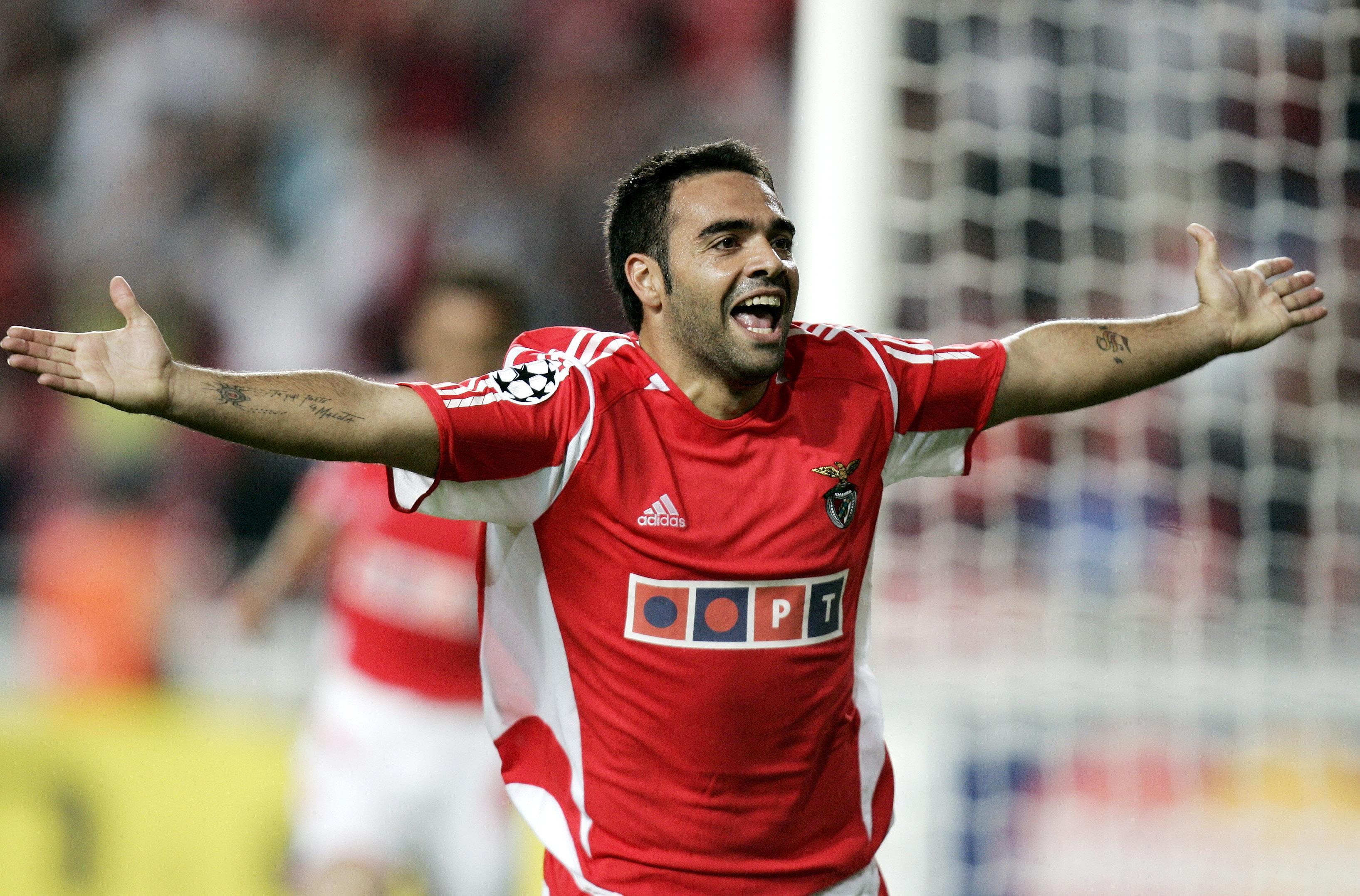 Poucos jogadores conseguem criar uma ligação tão rápida e intensa com os adeptos como fez Fabrizio Miccoli. O avançado italiano jogou apenas duas épocas nas águias, emprestado pela Juventus, mas o carinho que lhe têm é enorme - Foto: A BOLA