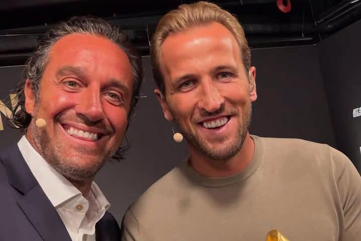 Luca Toni entregou a Bota de Ouro a Harry Kane, que esta época quer conquistar a Liga dos Campeões - FOTO BAYERN/FACEBOOK