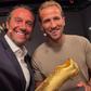 Luca Toni entregou a Bota de Ouro a Harry Kane, que esta época quer conquistar a Liga dos Campeões - FOTO BAYERN/FACEBOOK