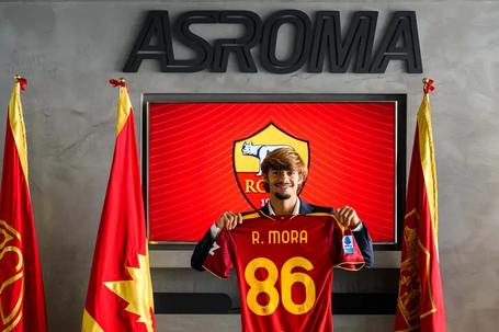 Mora com a camisola dos romanos - Foto: AS Roma