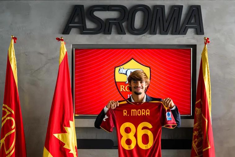 Mora com a camisola dos romanos - Foto: AS Roma