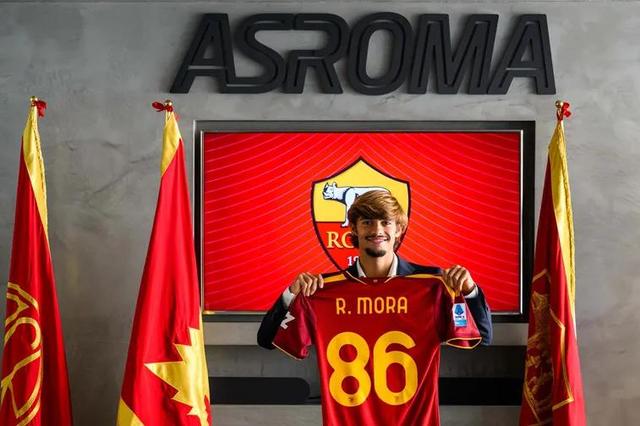 Mora com a camisola dos romanos - Foto: AS Roma