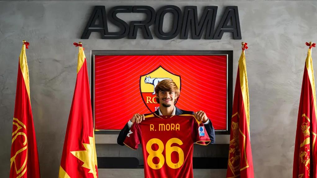 Mora com a camisola dos romanos - Foto: AS Roma