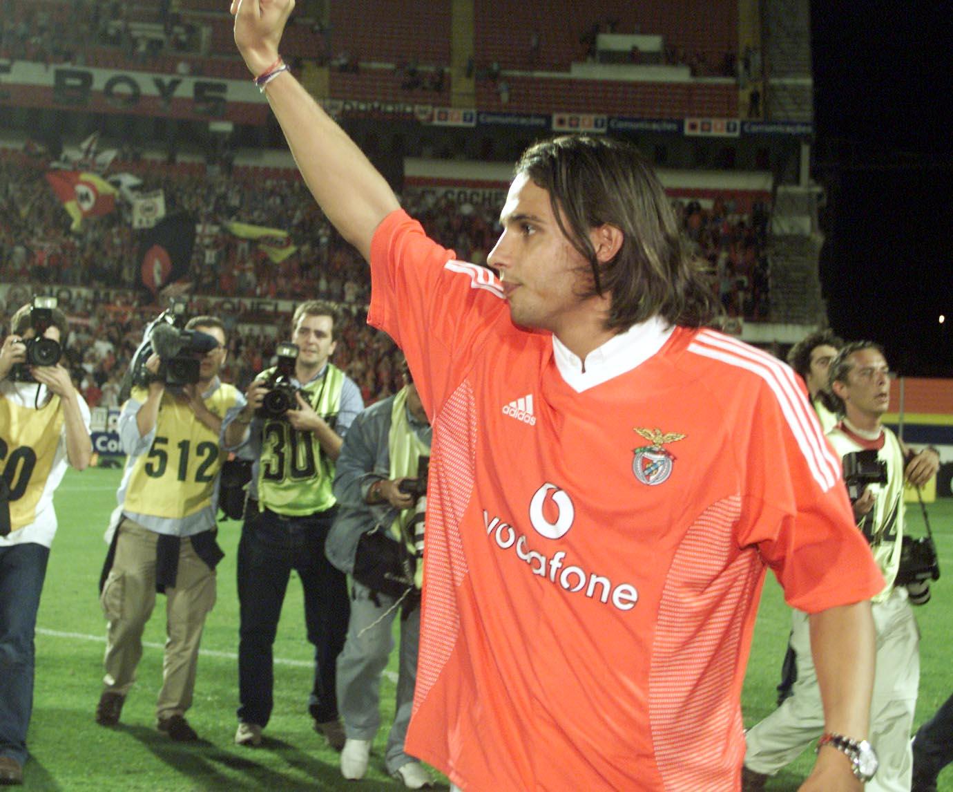Três anos depois de ter deixado o Benfica, no verão de 2002 Nuno Gomes regressou como herói, deixando a Fiorentina que falira. Ficou mais nove épocas nas águias e é o 11.º jogador com mais jogos na história do clube (398) - Foto: A BOLA