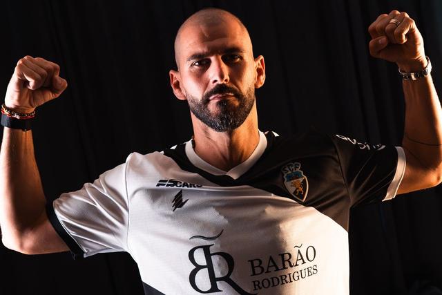 Nelson Oliveira é reforço do Farense - Foto: Farense