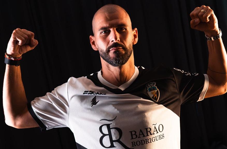 Nelson Oliveira é reforço do Farense - Foto: Farense