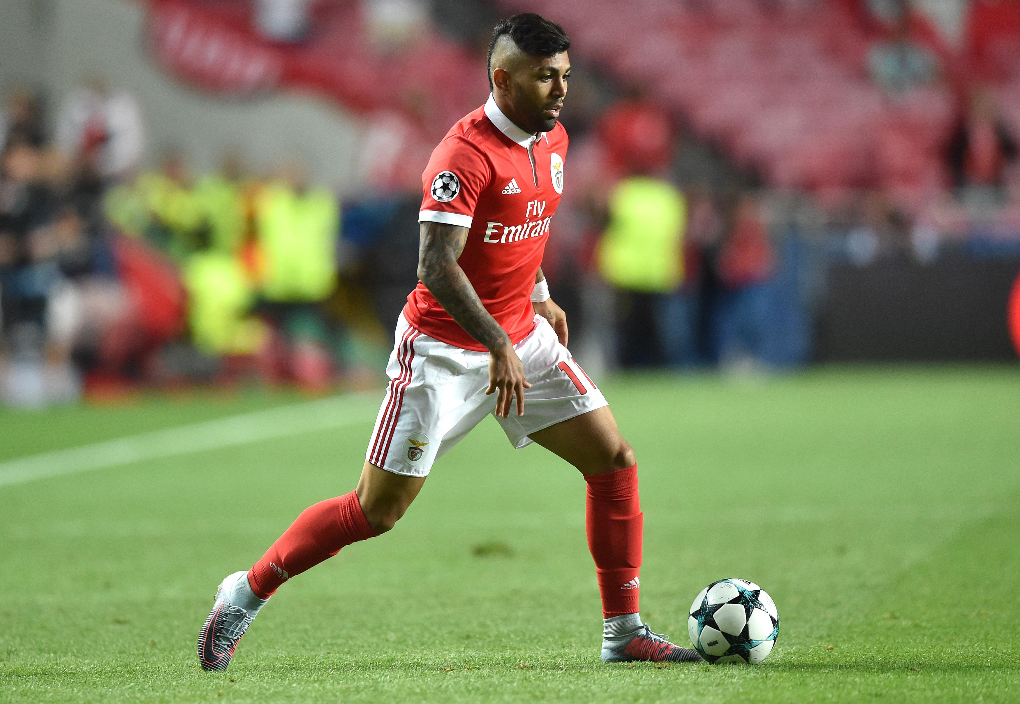 Gabriel Barbosa chegou por empréstimo do Inter Milão no último dia de mercado do verão de 2017 e criou grande ilusão... mas eclipsou-se ao fim de meia época e apenas cinco jogos (um golo), rumando ao Santos - Foto: A BOLA