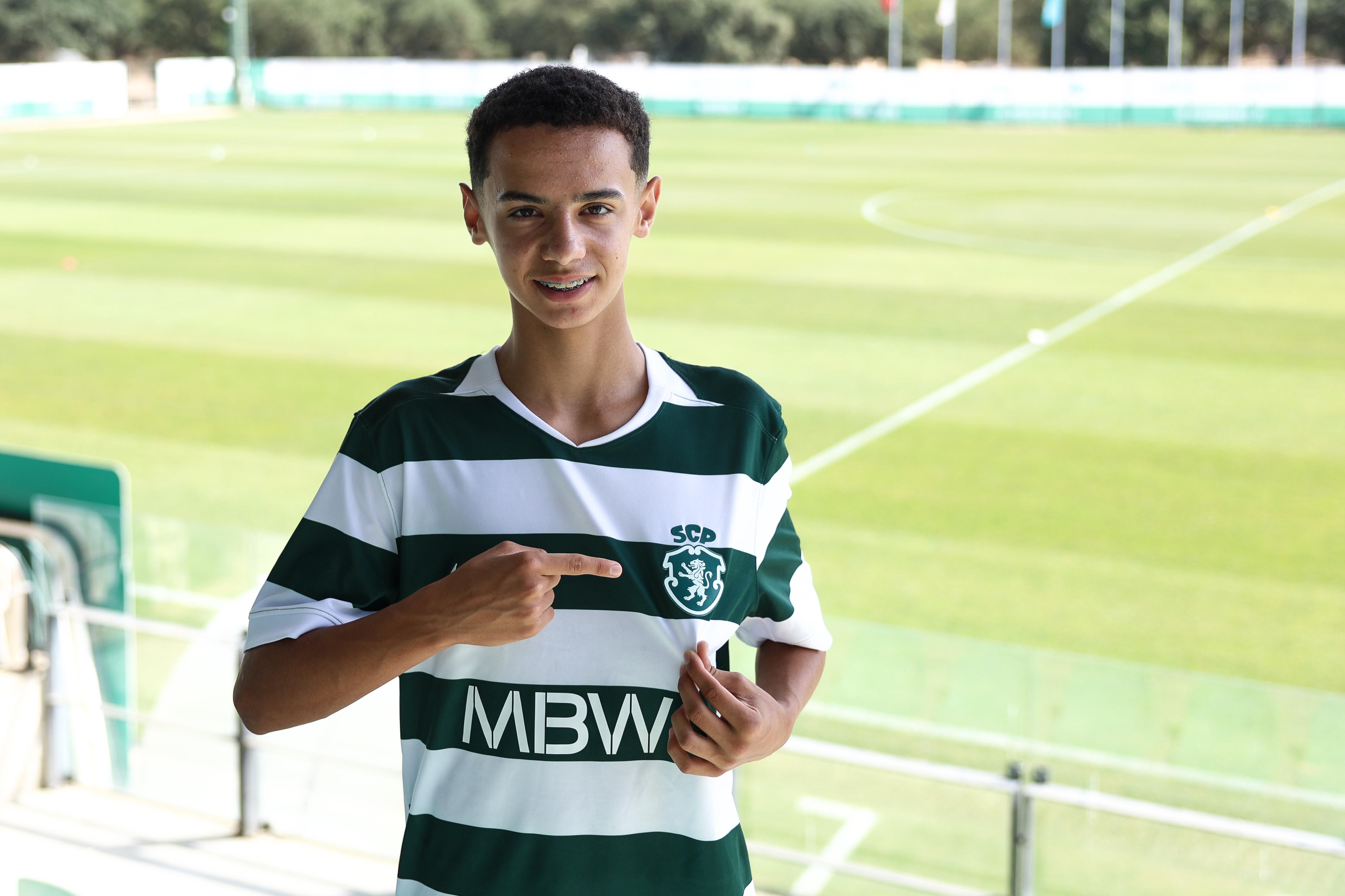Gustavo Meireles assinou contrato de formação - Foto: Sporting CP