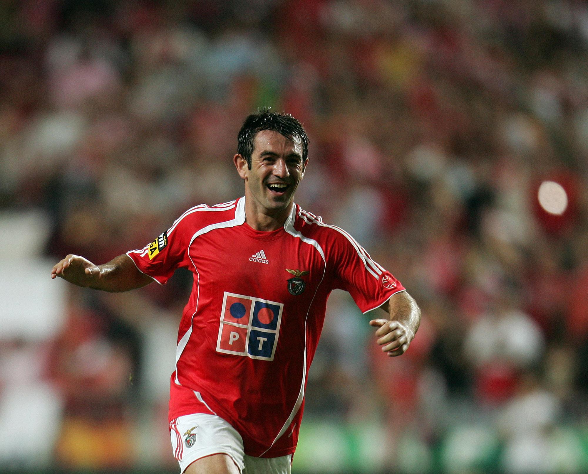 Quase a fechar o mercado de verão de 2005, o Benfica assegurou o médio grego Georgios Karagounis, oriundo do Inter Milão. Foi praticamente indiscutível na Luz durante as duas épocas que jogou nas águias - Foto: A BOLA