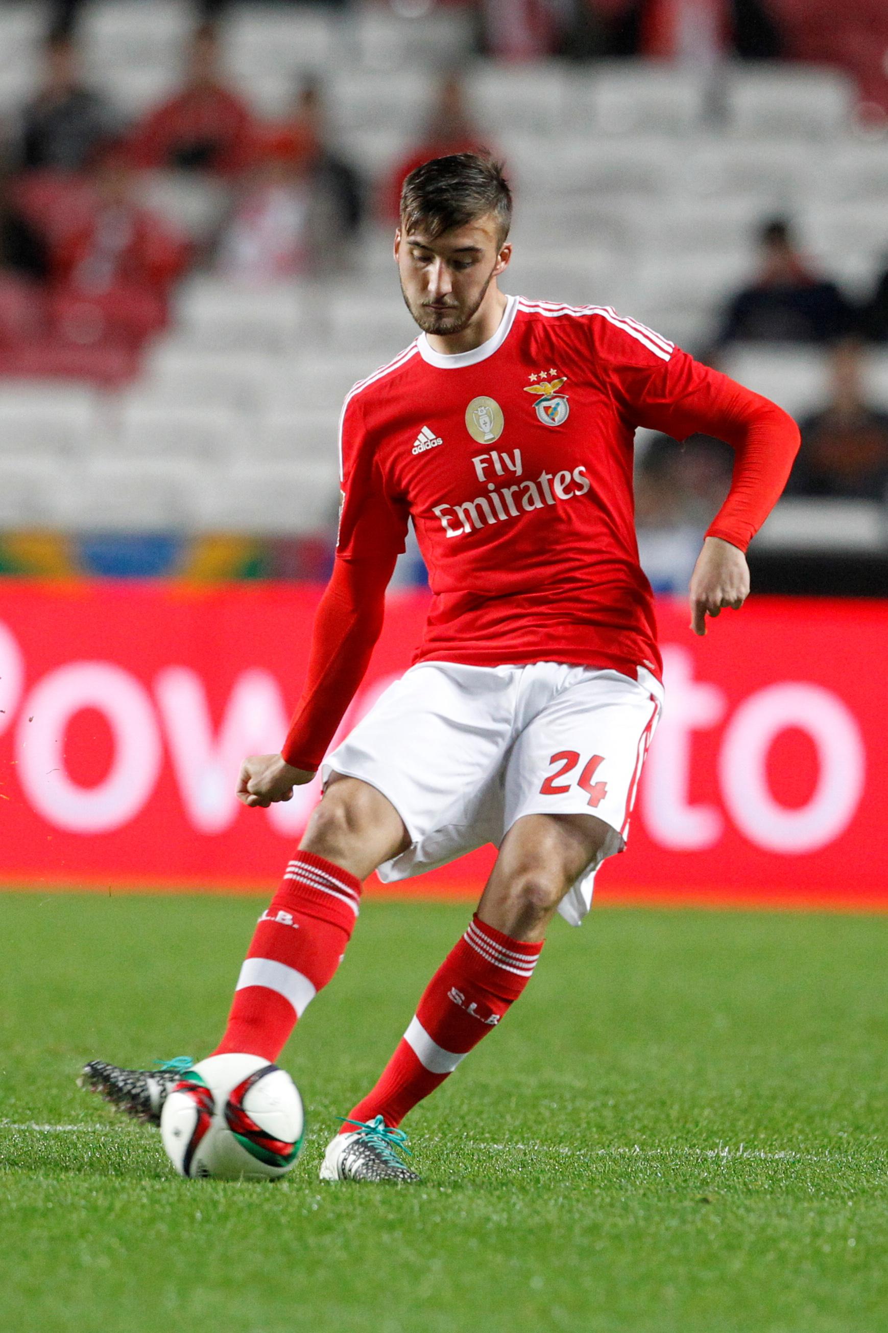Visto como uma grande promessa italiana, Bryan Cristante chegou do Milan em 2014 como uma contratação de futuro... mas não ficou muito tempo. Ao fim de uma época e meia no Benfica, foi emprestado nas quatro seguintes para Itália - Foto: A BOLA