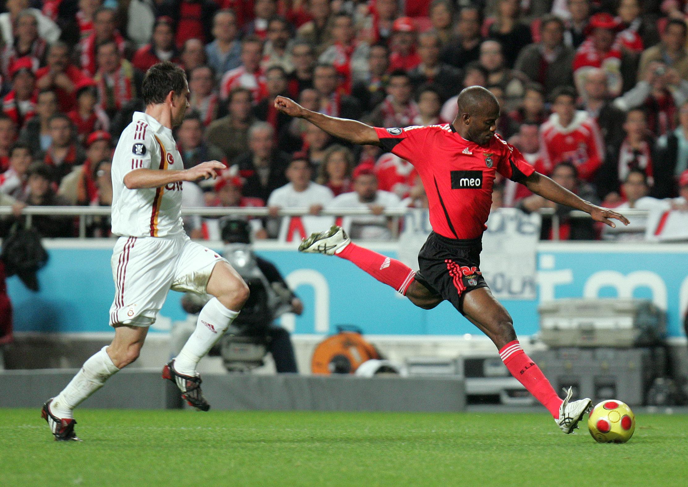 Davi Suazo chegou ao Benfica em 2008, emprestado pelo Inter Milão, e apesar das lesões que o tiraram de campo muito tempo, convenceu os adeptos encarnados com cinco golos e duas assistências em 22 jogos - Foto: A BOLA