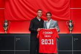 O defesa-central Alessandro Circati com Rui Costa, presidente do Benfica (foto: SL Benfica)