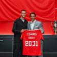 O defesa-central Alessandro Circati com Rui Costa, presidente do Benfica (foto: SL Benfica)