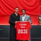 O defesa-central Alessandro Circati com Rui Costa, presidente do Benfica (foto: SL Benfica)