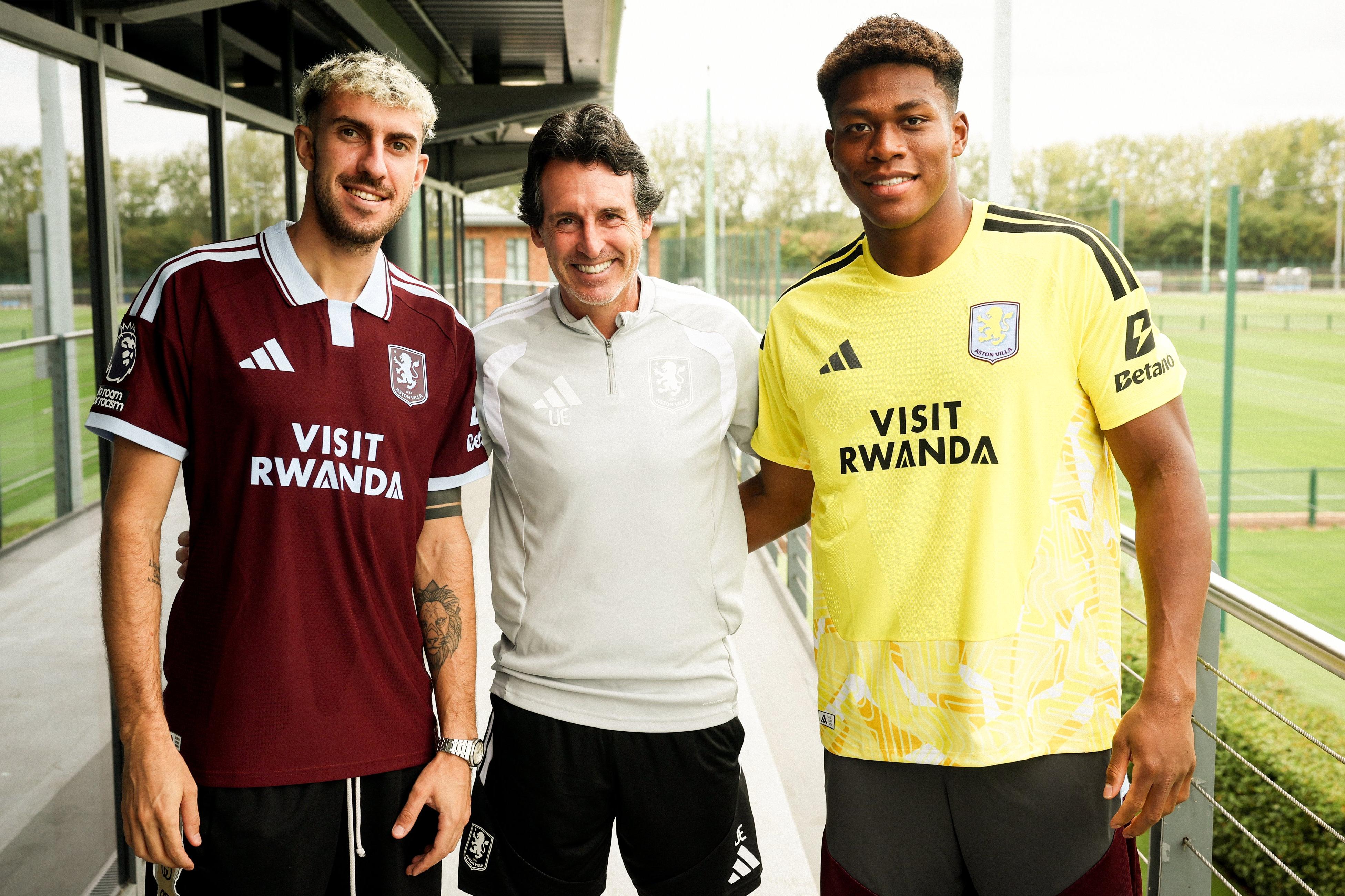 O treinador Unai Emery com oe reforços Ruggeri e Suzuki