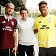 O treinador Unai Emery com oe reforços Ruggeri e Suzuki
