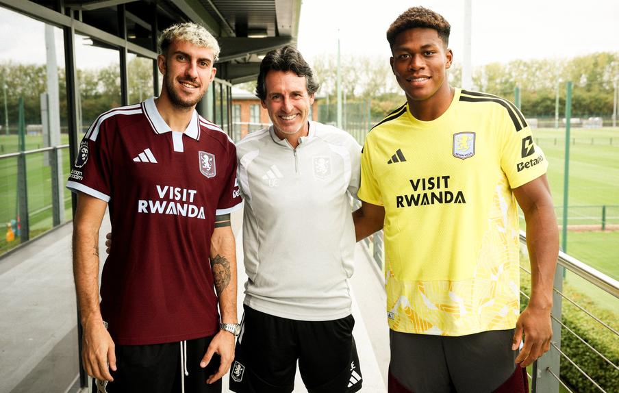 O treinador Unai Emery com oe reforços Ruggeri e Suzuki