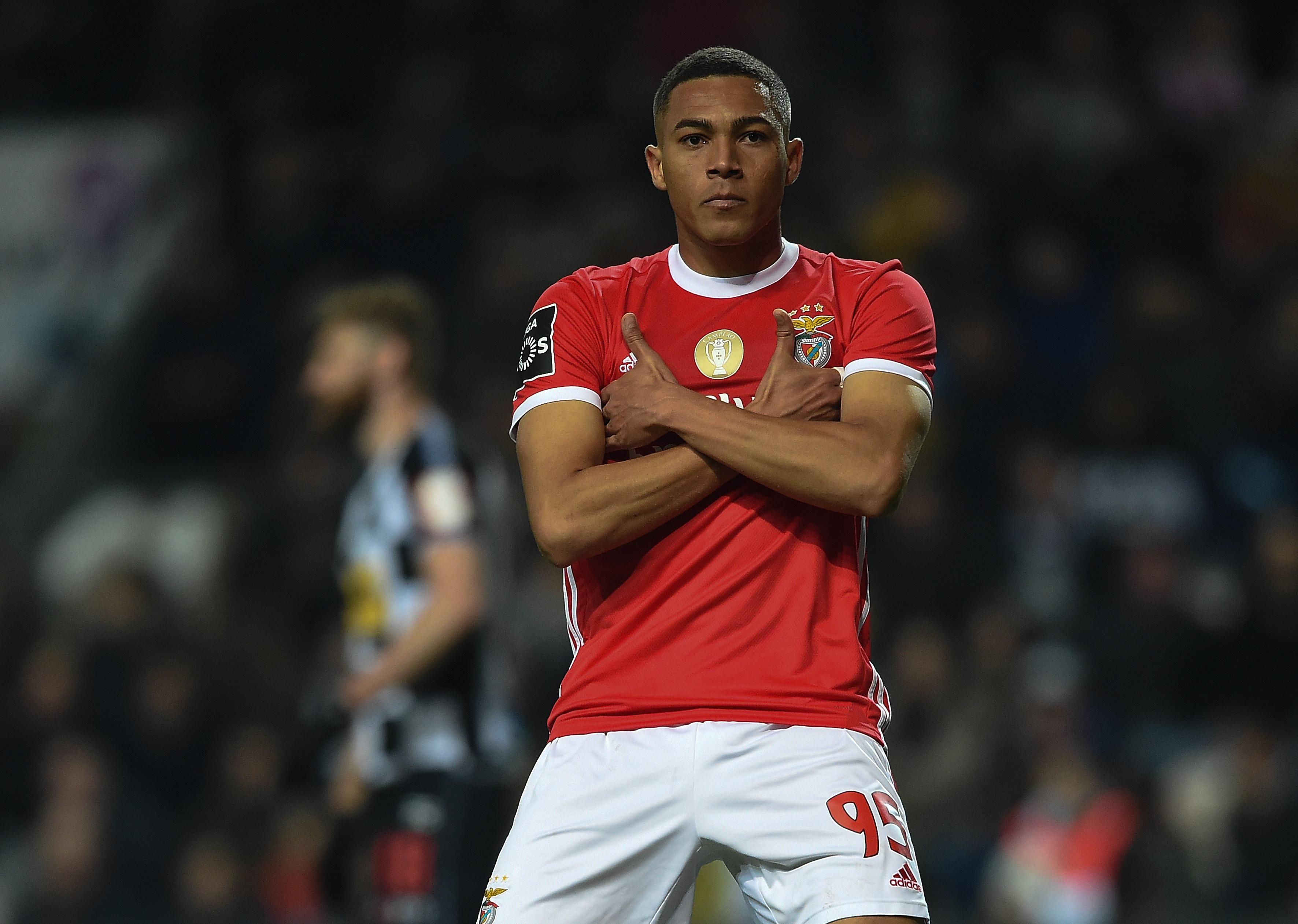 O Benfica pagou 17 milhões para contratar Carlos Vinícius ao Nápoles em 2019 e o brasileiro foi aposta certeira. Marcou 24 golos e fez 10 assistências em 47 jogos, venceu a Bola de Prata… e foi emprestado nas duas épocas seguintes - Foto: A BOLA