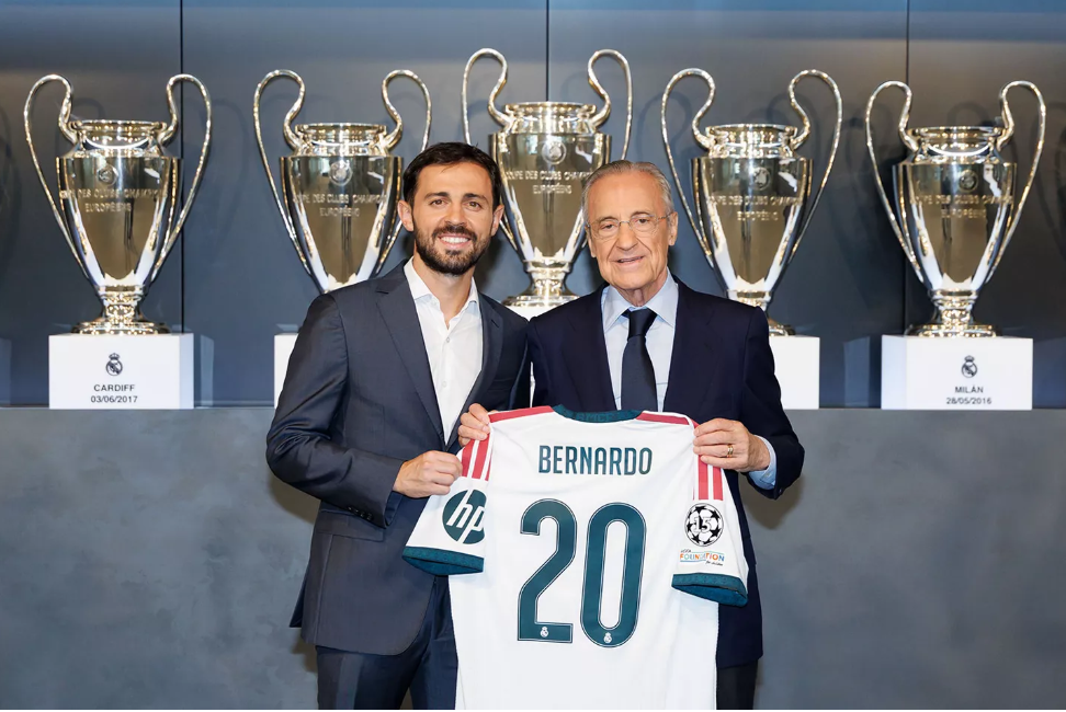 Bernardo Silva ao lado de Florentino Pérez na apresentação como 'merengue' - Foto: Real Madrid