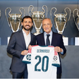 Bernardo Silva ao lado de Florentino Pérez na apresentação como 'merengue' - Foto: Real Madrid