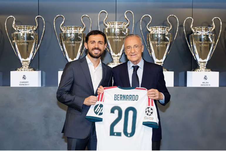 Bernardo Silva ao lado de Florentino Pérez na apresentação como 'merengue' - Foto: Real Madrid