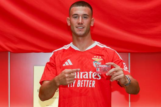 Alessandro Circati é o 23.º jogador que o Benfica recruta, neste século, no futebol italiano — Foto: Benfica