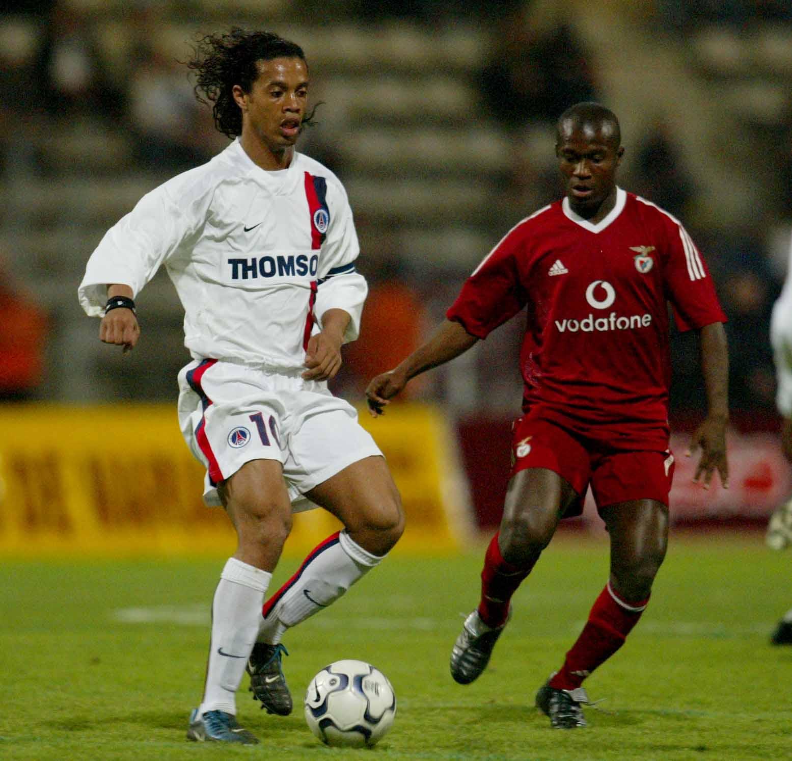 Em janeiro de 2001, o Benfica contratou à Roma Ednilson, aqui com Ronaldinho num particular com o PSG, médio internacional português que cumpriu três épocas nas águias, sem grande sucesso - Foto: A BOLA