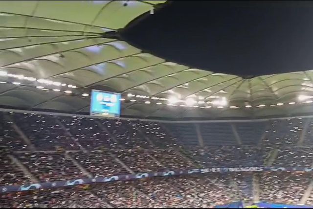 Adeptos nas bancadas de Hamburgo acendem os telemóveis para contribuírem para o espetáculo