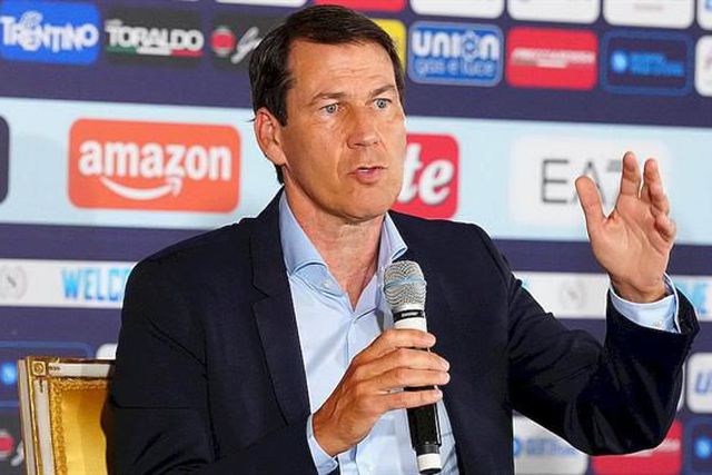 Problema no avião atrasa chegada do Nápoles a Portugal