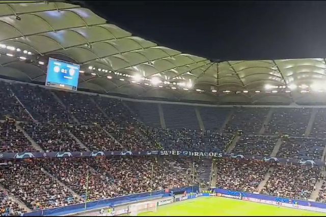 Adeptos fazem a 'onda' no final da primeira parte no Volksparkstadion