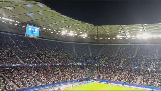 Adeptos fazem a 'onda' no final da primeira parte no Volksparkstadion